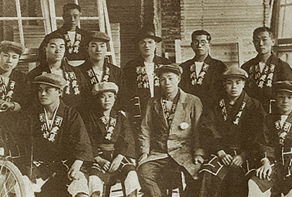 川村 豊二、旭川市1条17丁目右6号にて川村建具製作所を創業。各種建具の製造を始め販売先は鉄道関係納入。